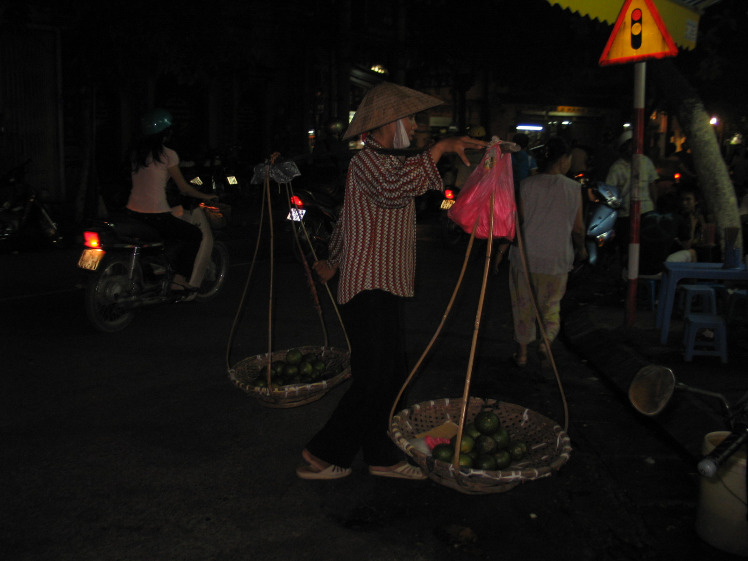 Vendeur de fruits dans les rues d'Hanoï